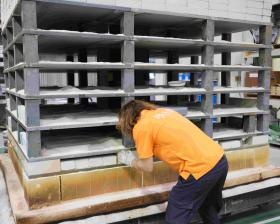 砥石の色・形・強度を考えながら窯に入れています