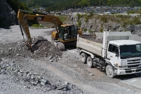 石材を積込・運搬します。プラントに投入し細割することも。