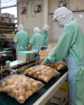 シュークリームの袋詰め作業中♪