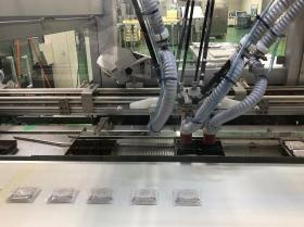 アームロボットが商品をトレイに整列しています♪