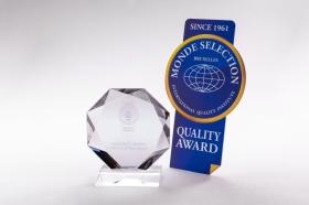 １０年連続モンドセレクション金賞受賞のトロフィーです♪