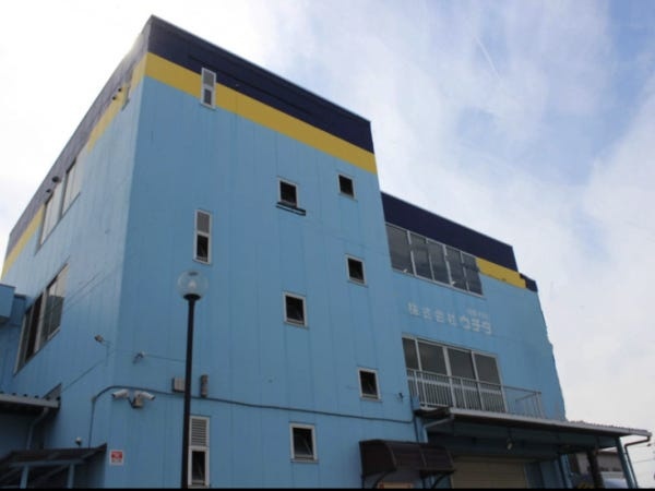 本社工場外観です。１～２階が工場、３階は食堂等です。