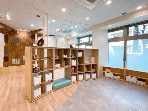 木のぬくもりが感じられる園内です。