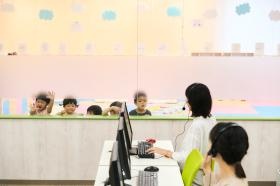 ワークルームとキッズスペースはガラス１枚で隣り合っています