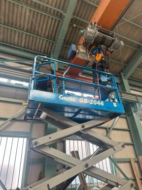 自走式高所作業車を使ってクレーン入替作業をする様子。