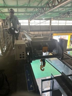 点検用の足場の上で高所作業をする様子です。