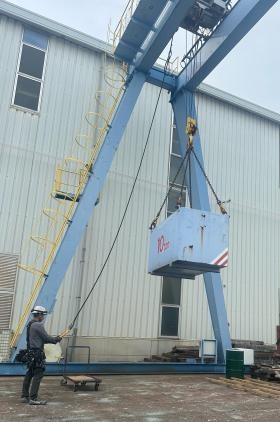 年次点検作業の様子。ウェイトを使って荷重テストをしています。