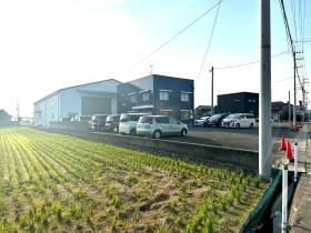 会社の建物の写真です。のどかな場所で頑張っています