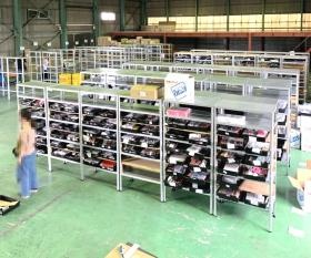 倉庫内の写真です。手前の棚はスマホケース棚です