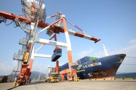 コンテナ船の荷役作業