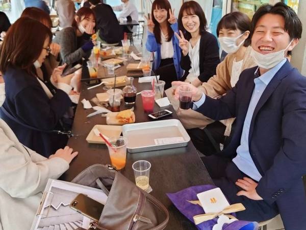 私たちは『モテる会社』を経営理念に掲げ、『ファンがたくさんいる会社』になれるよう日々頑張っています！