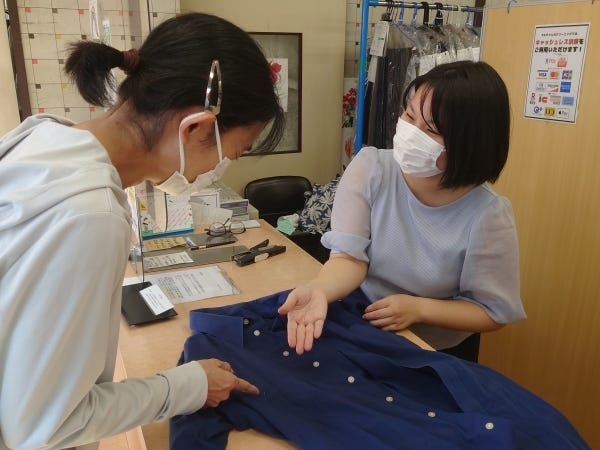 受付時にこちらから洗い方をご提案することも。私たちの品質重視の姿勢は、「服を正しくお手入れしたい」というお客様に強く支持いただいています。