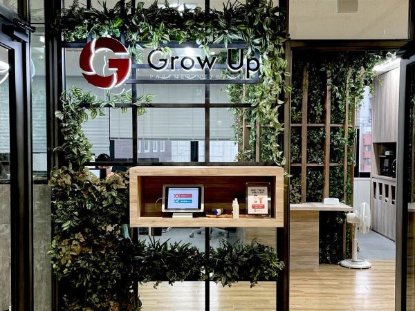 社内は緑を基調にオシャレな空間です！一緒にオシャレなオフィスで働きませんか？