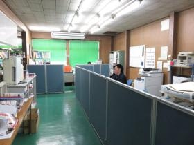 事務所のパーテーションの外側からの写真です