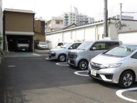 会社の道路を隔てた真向かいにある倉庫と駐車場と営業車です。