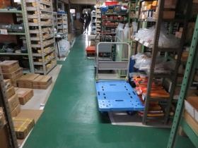 倉庫には工具類、伝導機器、配管材などの在庫があります