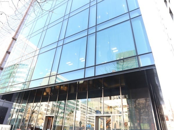 虎ノ門駅から徒歩２分の1階にカフェが入っているビルでお仕事をしていただきます。セミナーもできるオフィスは解放感があります！