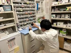 薬剤師が液剤を計量しているところ。薬剤なので慎重に