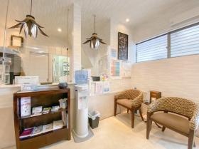 大岳台支店店内 ヤシの実やヒヤシンスでバリ風に