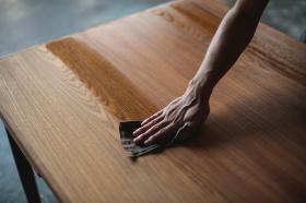 北欧家具の修復作業 天板のオイル塗装の様子