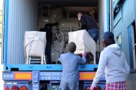 海外からのコンテナ荷下ろしの様子