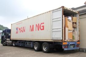 海外からのコンテナ入荷 約４００点近く家具が入っています