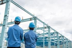 プラント設備などの施工管理を行います。