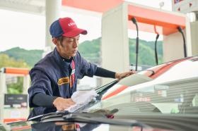 サービスステーションで働く様子