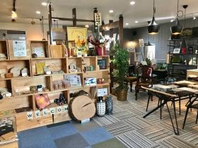 事務所内観（雑貨販売ブース・商談ブース）