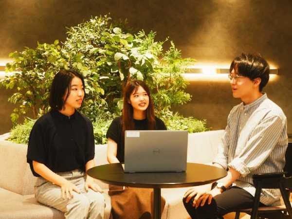 平均年齢は34歳。新卒は文系の割合が6割でほとんどの方は未経験入社です。