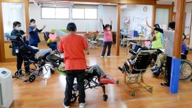 笑いヨガで楽しくワハハ♪