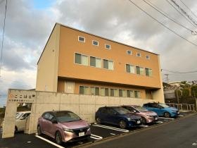 クリニック外観と往診車