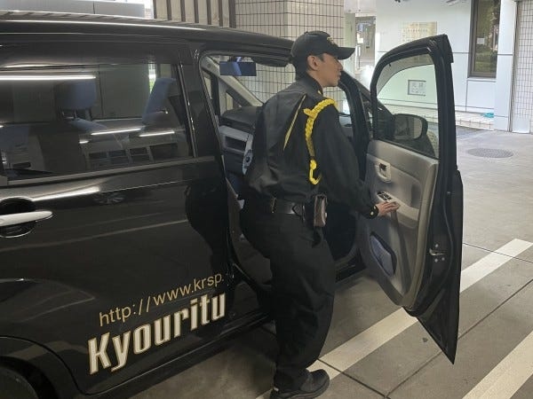 軽自動車で各施設を巡回します。カーナビ、ドラレコ付き、点検時はボディーカメラを装着、本社統制室とリアルタイムで連携。初心者でも安心安全です。