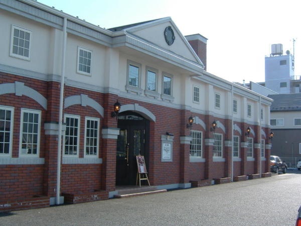 レトロモダンな赤煉瓦造りの外観です