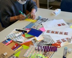 障害者と一緒にプログラムを楽しんでいます。