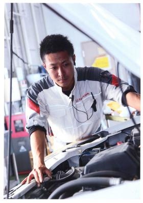 お客様の命を預かる思いで車の整備を行います（整備士）