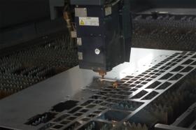 レーザー加工機による切断