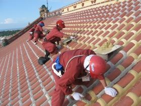 ふたりの現代の「名工」とともに、首里城正殿の工事に携わる様子