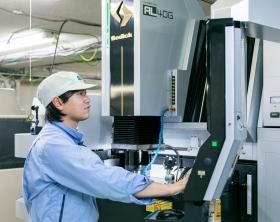 型彫り放電のオペレーターがモールド金型のパーツ製作しています