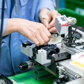 電磁弁を省人化設備と手作業で組立しています