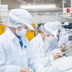 女性社員が浄水器の組立をしています