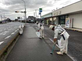 地域貢献活動（ゴミ拾い）の様子