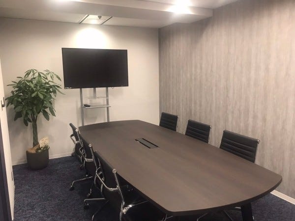 会議室です。週に1度、東京本社とZOOMで会議を行います。