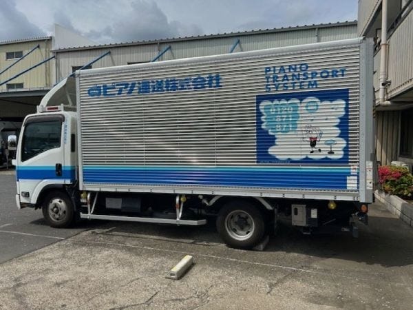 このトラックが目印！イラストは有名な方に書いてもらったらしい！？