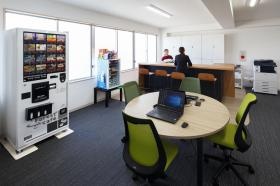 事務所には自販機とオフィスコンビニを設置しています。
