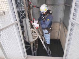 エレベーター点検作業中