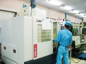 各種機械を用い、加工も行っております。