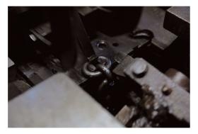 ガチャガチャっと鉄線材を切断し１個ずつ曲げて鎖状に繋ぎます！