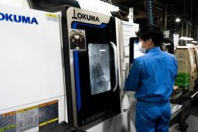 ＮＣ旋盤作業風景