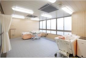 寝位入浴・座位入浴ができる入浴機器を整備 移乗はリフトを活用